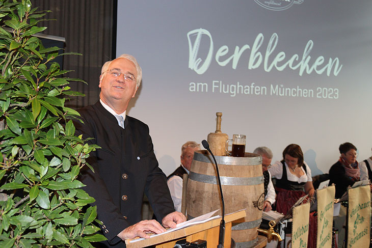 Aviator Anstich 2023 und Derblecken am Flughafen mit Wolfgang Krebs als Edmund Stoiber (©Foto: Martin Schmitz)